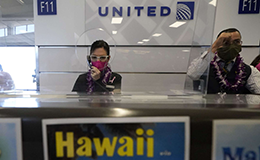 united airlines agents wearing masks